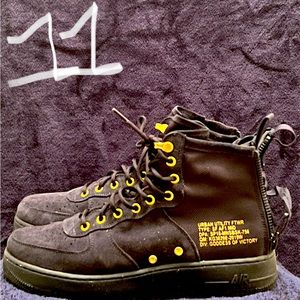 Men’s Nike boots, size 11, zip up in back canvas